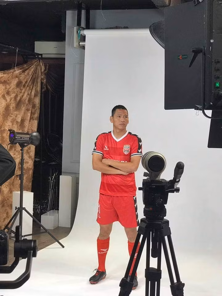 Lão tướng Anh Đức 34 tuổi đang nhận vai trò dìu dắt đàn em. Ảnh BDFC