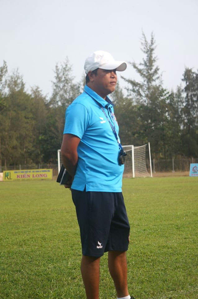Trợ lý Nguyễn Thanh Sơn đã được đôn trở lại vai trò HLV trưởng của đội bóng đất Thủ còn ông Carlos Oliveira đã bị sa thải vì cho rằng bằng cấp không phù hợp cho việc cầm quân tại V.League. Ảnh BDFC