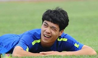 Trở về từ Sint- Truiden (Bỉ), trong sơ đồ 4-4-2 mà HLV Chung Hae-seong đang xây dựng cho CLB TP.HCM, tiền đạo số 21 thường được xếp đá ở vị trí tiền vệ cánh trái. Ảnh Zing