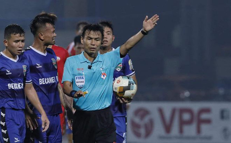 Trọng tài FIFA Trương Hồng Vũ còn bị “treo còi vĩnh viễn” sau pha bẻ còi hy hữu. Ảnh B.BD.
