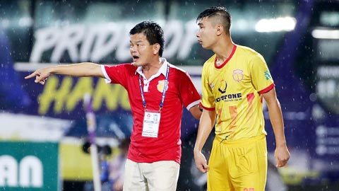 Đón xem “ve sầu thoát xác” tập 2 ảnh 3 Dù đăng ký chức danh GĐKT nhưng HLV Văn Sỹ vẫn đóng vai trò chỉ đạo chính đội bóng (ảnh Hội CĐV Nam Định)