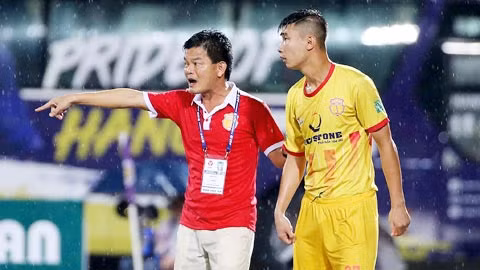 Dù đăng ký chức danh GĐKT nhưng HLV Văn Sỹ vẫn đóng vai trò chỉ đạo chính đội bóng (ảnh Hội CĐV Nam Định)