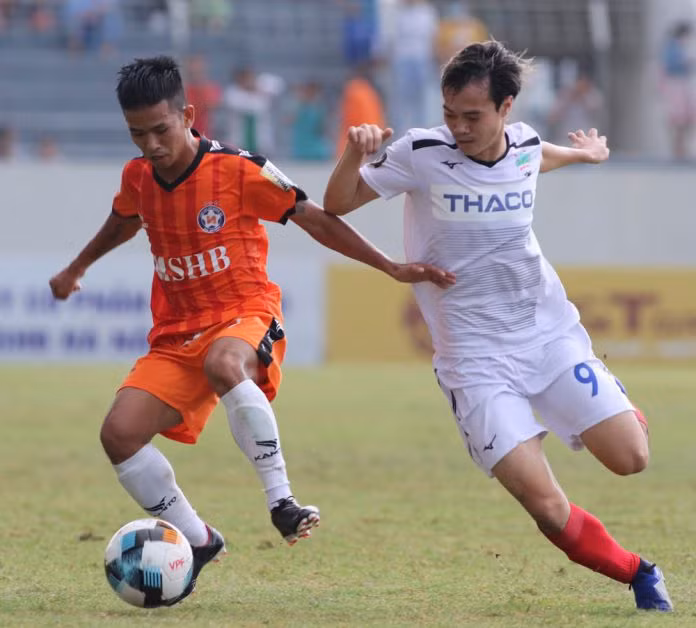 Văn Toàn (HAGL) sẽ đối đầu với Quang Hải, Hùng Dũng (Hà Nội) trước khi lên tập trung đội tuyển (ảnh VPF) Văn Toàn (HAGL) sẽ đối đầu với Quang Hải, Hùng Dũng (Hà Nội) trước khi lên tập trung đội tuyển