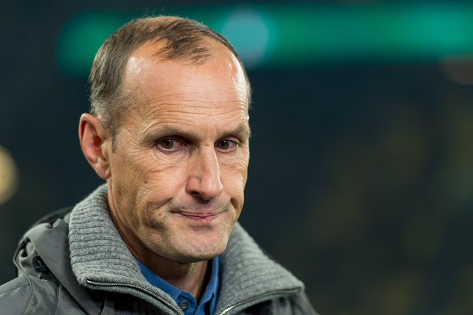 HLV Heiko Herrlich của Augsburg chính thức bị cấm chỉ đạo Augsburg ở trận tiếp Wolfsburg vì tự ý rời khỏi khách sạn để đi đến cửa hàng tiện lợi mua kem đánh răng và một số vật dụng khác. Ảnh Augsburg HLV Heiko Herrlich của Augsburg chính thức bị cấm chỉ đạo Augsburg ở trận tiếp Wolfsburg vì tự ý rời khỏi khách sạn để đi đến cửa hàng tiện lợi mua kem đánh răng và một số vật dụng khác. Ảnh Augsburg