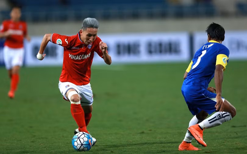 Xuân Tú và Văn Toàn (HAGL) là những cầu thủ đá biên có tốc độ tại V.League. Ảnh TQN