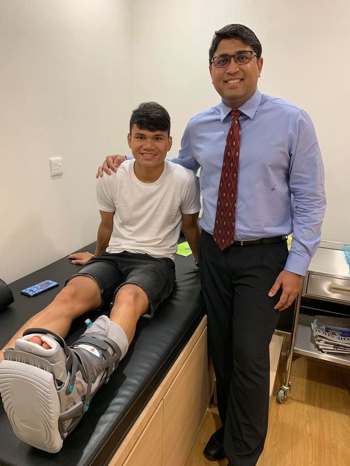 Mùa giải 2019, Xuân Mạnh từng bị vỡ xương mác và đứt dây chằng cổ chân, phải sang Singapore phẫu thuật và điều trị hồi tháng 11/2018. Ảnh FBCN