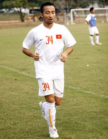 Sau SEA Games 2009 khi các đồng đội Trọng Hoàng, Văn Bình rủng rỉnh tiền lương, chuyển nhượng thì Công Minh phải vật vã mưu sinh. Ảnh VNE