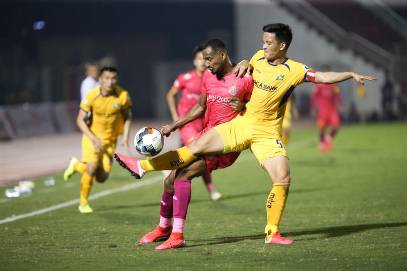 Hàng hậu về vẫn cần có thêm các đường chuyền dài. Ảnh SLNA