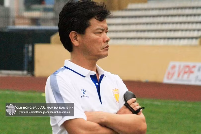 Phải còn một thời gian nữa, Nam Định mới có thể chen chân vào tốp có huy chương tại V.League, nhưng người ta đã hiểu vì sao “đội bóng nhân dân” này lại được người dân thành Nam yêu thích đến thế. Ảnh NĐFC.