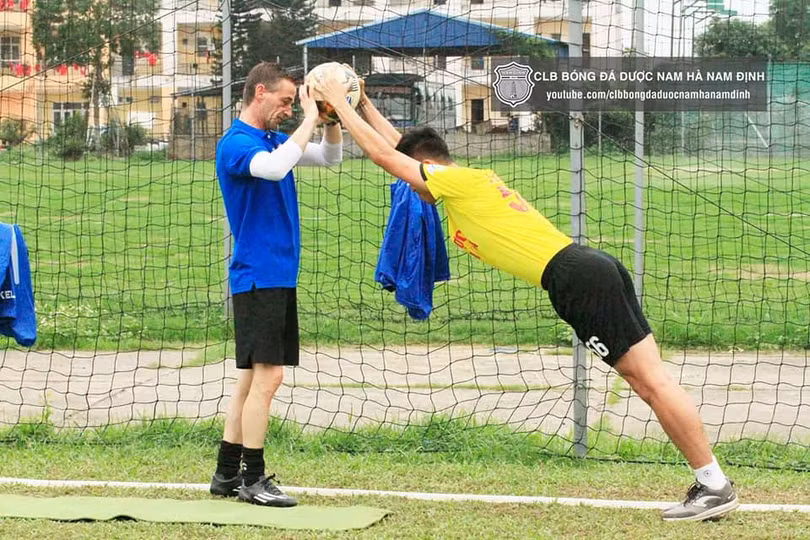 Nam Định là một trong số ít có các chuyên gia thể lực ngoại, để chăm lo nâng cao thể lực cho cầu thủ. Ảnh NĐFC