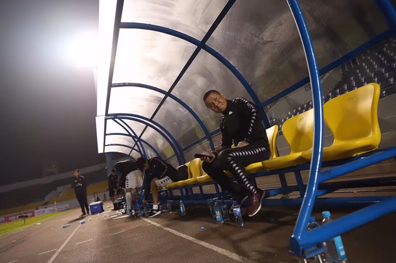 "Tôi đã nói chuyện với chủ sở hữu đội bóng, chủ tịch CLB, những người đã thuê tôi.Họ đã có tác động với các quan chức phía dưới, với HLV trưởng (Chu Đình Nghiêm). Vị này có vẻ không muốn thay đổi". Ảnh CLB