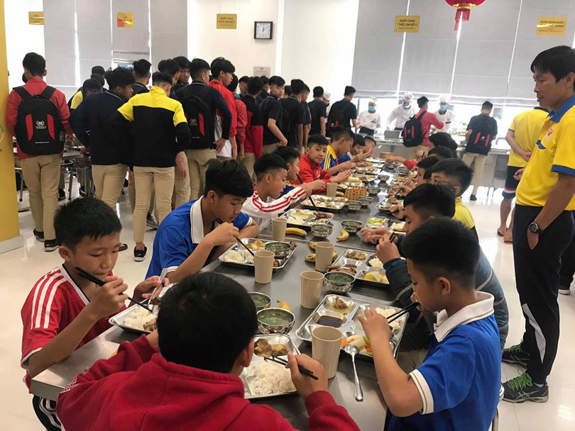 "Messi Hà Tĩnh" (ngoài cùng bên trái) đã gia nhập trung tâm bóng đá trẻ PVF từ tháng 3 năm 2018. Ảnh PVF