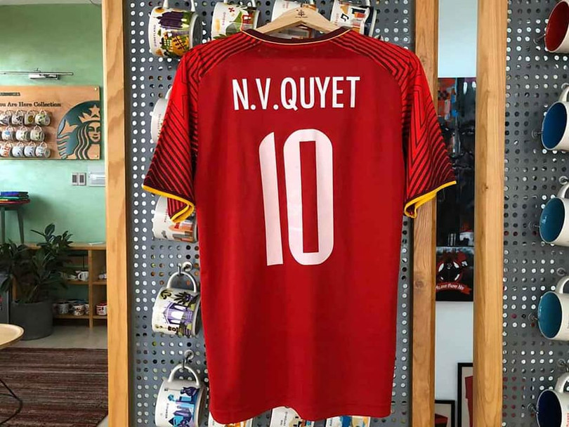 Chiếc áo kỷ niệm số 10 của Văn Quyết với đầy đủ chữ ký của ĐTQG Việt Nam sau khi chiến thắng AFC Cup 2018 của Văn Quyết đã được bán đấu giá 50 triệu đồng. Ảnh VQ