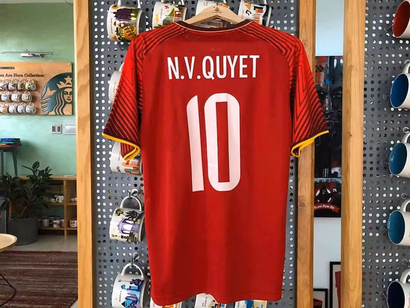 Chiếc áo kỷ niệm số 10 của Văn Quyết với đầy đủ chữ ký của ĐTQG Việt Nam sau khi chiến thắng AFC Cup 2018 của Văn Quyết đã được bán đấu giá 50 triệu đồng. Ảnh VQ