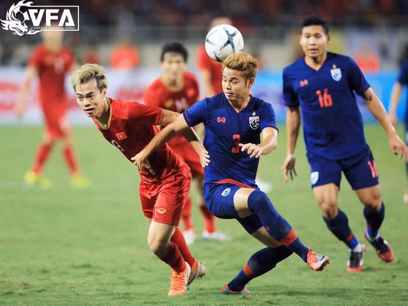 HLV Akira Nishino và các cầu thủ Thái Lan đã hóa giải được lối đá của ông Park và các cầu thủ Việt Nam. Ảnh VFA