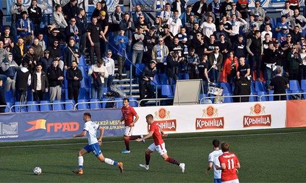 Bóng đá và uống Vodka để chống dịch? Ảnh AP