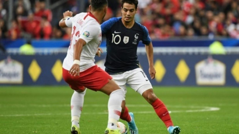 Không biết bao giờ trên thế giới mới có 1 cầu thủ có thể tham gia đội tuyển quốc gia cả futsal lẫn bóng đá 11 người như Ben Yedder? Ảnh AP