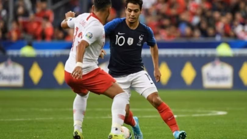 Không biết bao giờ trên thế giới mới có 1 cầu thủ có thể tham gia đội tuyển quốc gia cả futsal lẫn bóng đá 11 người như Ben Yedder? Ảnh AP Không biết bao giờ trên thế giới mới có 1 cầu thủ có thể tham gia đội tuyển quốc gia cả futsal lẫn bóng đá 11 người như Ben Yedder? Ảnh AP