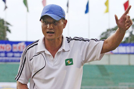 HLV Quang Trường cũng cần trang bị cho tân đội trưởng các “kịch bản” khi trao đổi, làm việc với các trọng tài. Ảnh SLFC