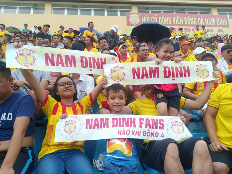 Khán giả thành Nam trông đợi vòng 2 BTC giải sẽ cho các sân mở cổng đón khán giả để thầy trò HLV Nguyễn Văn Sỹ sẽ ra sân với 12 cầu thủ. Ảnh NĐFC