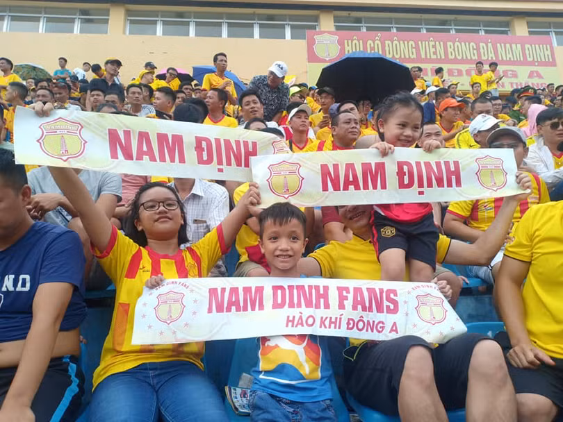 Khán giả thành Nam trông đợi vòng 2 BTC giải sẽ cho các sân mở cổng đón khán giả để thầy trò HLV Nguyễn Văn Sỹ sẽ ra sân với 12 cầu thủ. Ảnh NĐFC Khán giả thành Nam trông đợi vòng 2 BTC giải sẽ cho các sân mở cổng đón khán giả để thầy trò HLV Nguyễn Văn Sỹ sẽ ra sân với 12 cầu thủ. Ảnh NĐFC