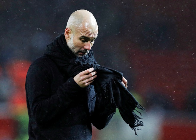 HLV Pep Guardiola bất lực nhìn đội bóng thua trận derby thứ 3 trong năm. Ảnh AP