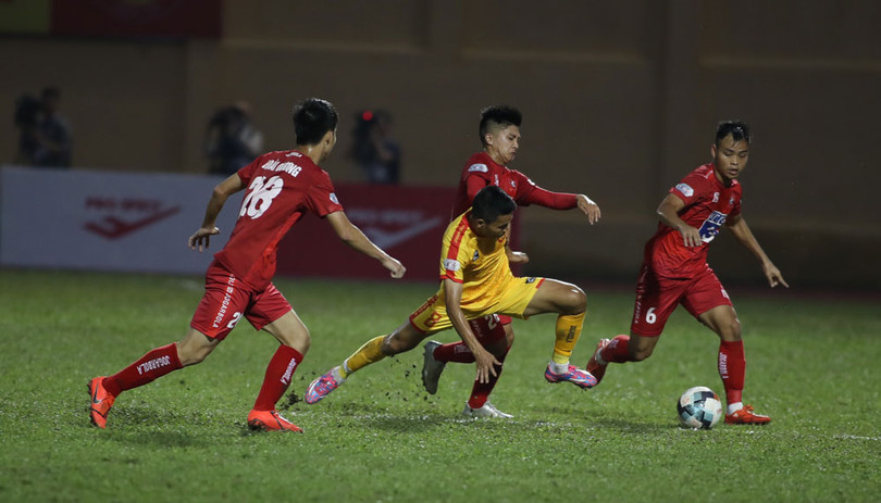 Đội khách Hải Phòng (áo đỏ) cầm bóng 58% thời gian. Ảnh VPF