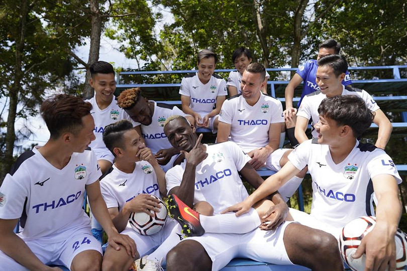 Bầu Đức đã thuyết phục thành công thủ môn Trần Bửu Ngọc, cựu thủ thành U23 Việt Nam về sân Pleiku nhưng đáng kể nhất là việc HAGL đã làm mới được hàng phòng thủ bởi bộ đôi trung vệ Damir Memovic - Steven Đặng. Ảnh HAGL