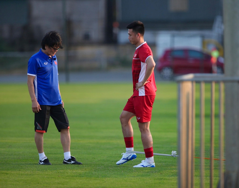 U22 Việt Nam nín thở chờ bác sĩ Choi Ju-young ảnh 1 Đến nay, bác sĩ Choi đã trực tiếp điều trị chấn thương cho khá nhiều cầu thủ Việt Nam như Văn Toàn, Quế Ngọc Hải , mới đây ông cũng từng trực tiếp mổ cho tiền vệ Nguyễn Tuấn Anh của HAGL. Ảnh VPF.