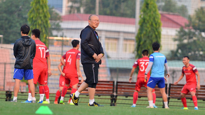 “Ván cờ” lần thứ 4 giữa 2 ông thầy trở nên hay hơn, bởi cả 2 đều làm mới lối chơi lẫn nhân sự. Ảnh TN