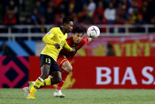 Tại AFF Cup 2018, Văn Hậu đã làm tốt nhiệm vụ kèm Mohamadou Sumareh. Ảnh FAM 