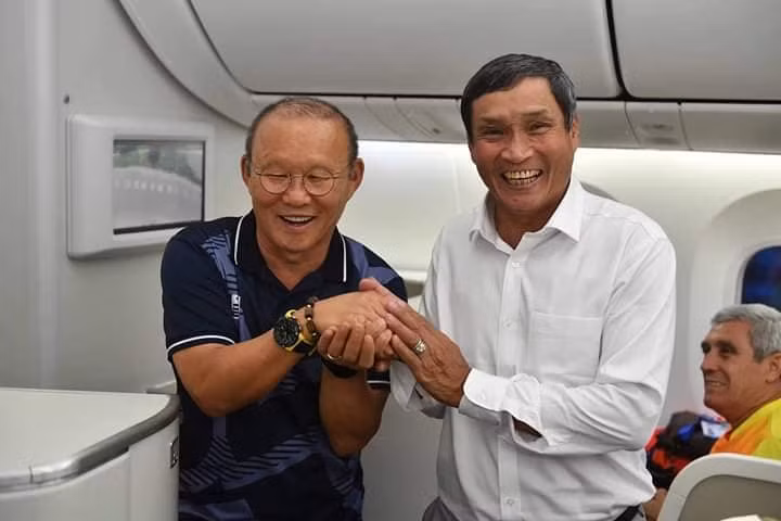 Park Hang seo -- một người THẦY đúng nghĩa ảnh 4 Chân tình với đồng nghiệp Mai Đức Chung, HLV đội bóng nữ. Ảnh VFF