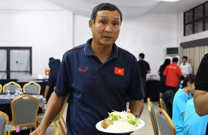 Ông Chung “gái” và giấc mơ World Cup ảnh 1 Ông gần gũi, thân thiện với các học trò. Ảnh VFF.