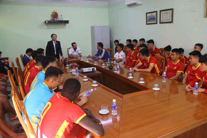 Có vẻ như càng lùi xa thì cái bóng của bầu Đệ mới lớn, vị trí mới này ông bầu mới phát huy được hết giá trị và BHL, cầu thủ dễ thở hơn. Ảnh Mạnh Cường Có vẻ như càng lùi xa thì cái bóng của bầu Đệ mới lớn, vị trí mới này ông bầu mới phát huy được hết giá trị và BHL, cầu thủ dễ thở hơn. Ảnh Mạnh Cường