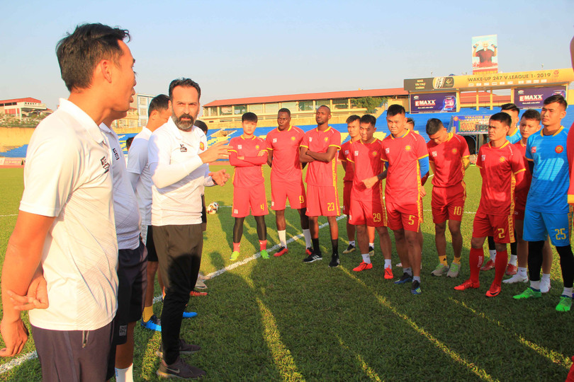 Bầu Đệ và chiến lược “tăng chất Thanh”, trẻ hóa đội hình ảnh 1 Ông thầy người Italia HLV Fabio Lopez đã ra mắt đội bóng. Ảnh Mạnh Cường.