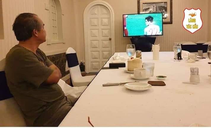 Bầu Đức lặng lẽ gặm nhấm niềm vui. Ảnh ĐN