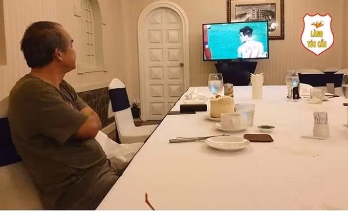 Bầu Đức lặng lẽ gặm nhấm niềm vui. Ảnh ĐN Bầu Đức lặng lẽ gặm nhấm niềm vui. Ảnh ĐN