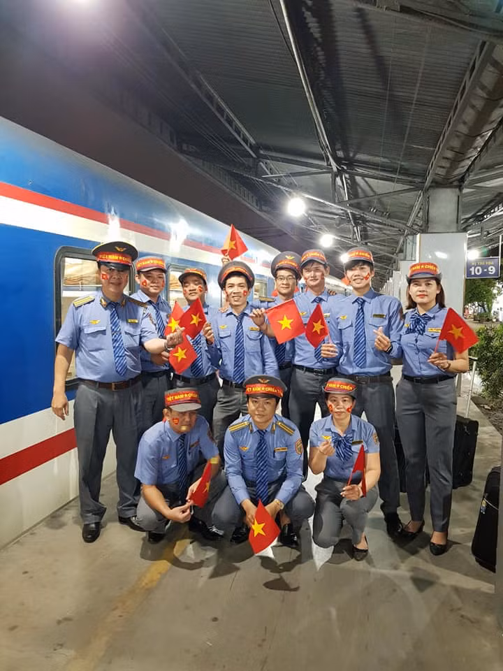 Niềm vui chạy dọc mọi nẻo đường đất nước. Ảnh VT