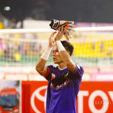 Nguyên Mạnh chia tay sân Vinh. Ảnh SLFC