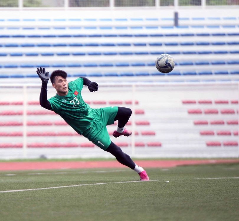 Nhưng việc gặp sai lầm tại trận U22 Indonesia và mất suất bắt chính vào tay đàn em Văn Toản đã khiến cho mọi tính toán của Tiến Dũng sẽ khó khăn hơn. Ảnh VFF Nhưng việc gặp sai lầm tại trận U22 Indonesia và mất suất bắt chính vào tay đàn em Văn Toản đã khiến cho mọi tính toán của Tiến Dũng sẽ khó khăn hơn. Ảnh VFF