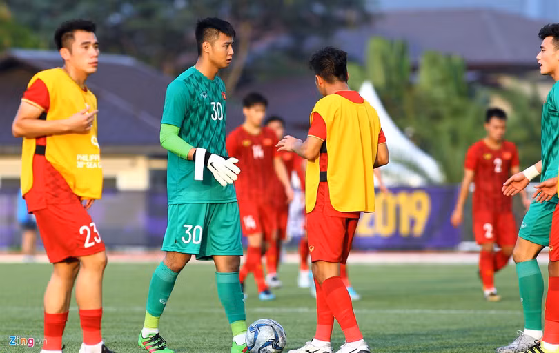 Văn Toản đang tiến bộ sau sai lầm. Ảnh VFF