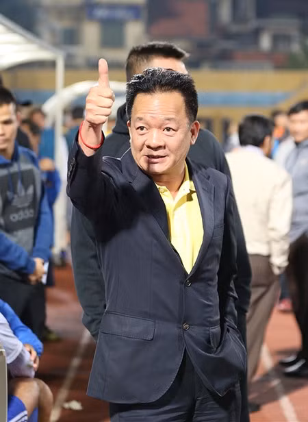 Bầu Hiển, ngay từ ngày đầu đến với sân cỏ, khẳng định “khi ta cần là có, khi ta muốn là được”. Ảnh CLB Bầu Hiển, ngay từ ngày đầu đến với sân cỏ, khẳng định “khi ta cần là có, khi ta muốn là được”. Ảnh CLB