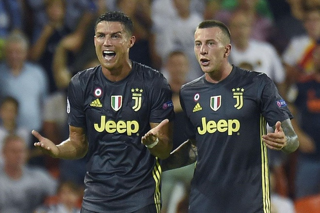 Ronaldo cố gắng phân trần với trọng tài Felyx Brych nhưng bất thành. Ảnh: Getty Images.