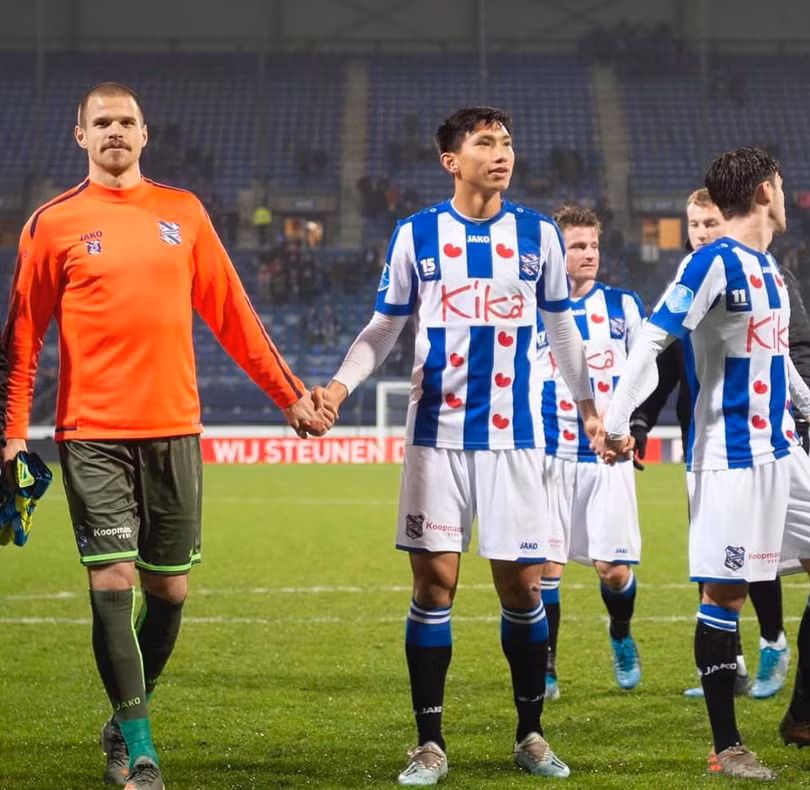 SC.Heereveen vừa mới thông báo chia tay chia tay với 5 cầu thủ gồm: hậu vệ Daniel Hoegh (đá 4 trận), hậu vệ Ricardo van Rhijn (19 trận), thủ môn Filip Bednarek (6 trận), Trevor Doornbusch, Warner Hahn (20 trận). Ảnh VH