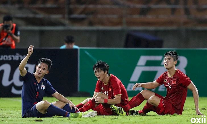 Supachok đã khiến Duy Mạnh có một ngày thi đấu khốn khổ. Ảnh FAT