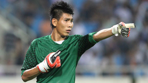 Thủ môn Tuấn Mạnh (S.Khánh Hòa) đã làm nản lòng các chân sút của đội chủ nhà TP.HCM. Ảnh VPF