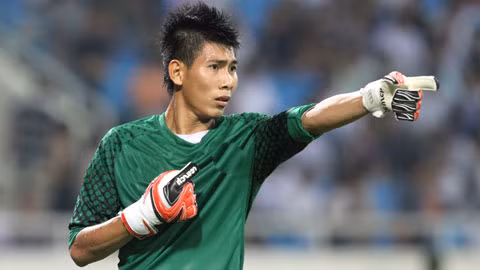 Văn Quyết, Tuấn Mạnh- thủ lĩnh đích thực của Hà Nội, S.Khánh Hòa ảnh 2 Thủ môn Tuấn Mạnh (S.Khánh Hòa) đã làm nản lòng các chân sút của đội chủ nhà TP.HCM. Ảnh VPF