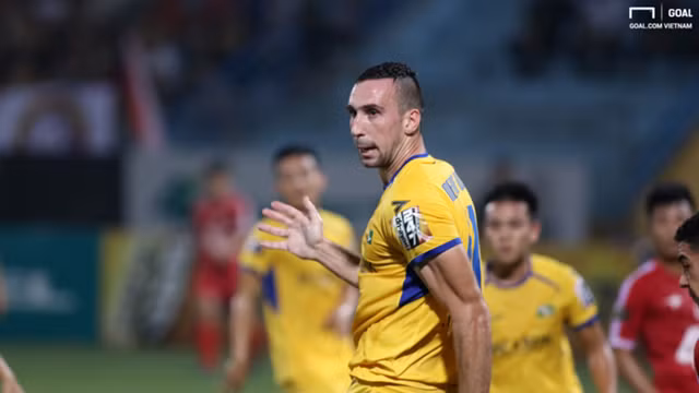 Khi mà khán giả xứ Nghệ nói nhiều về bộ đôi ngoại binh Olaha, Vinicius không chịu ghi bàn thì Memovic “gánh hộ”. Ảnh Goal. Khi mà khán giả xứ Nghệ nói nhiều về bộ đôi ngoại binh Olaha, Vinicius không chịu ghi bàn thì Memovic “gánh hộ”. Ảnh Goal.