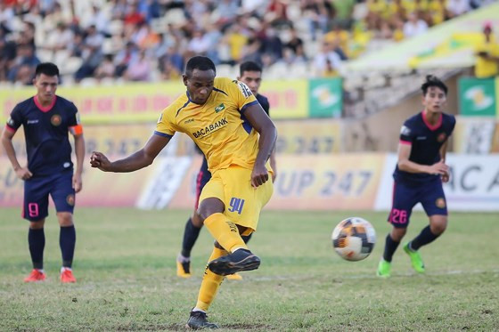 Cổ động viên Xứ Nghệ nín thở trong tháng Ngâu ảnh 2 Khán giả xứ Nghệ trông chờ