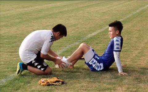 SEA Games 30: Hành trình 70 ngày tìm vàng ảnh 2 Quang Hải vừa bị chấn thương trong luyện tập do quá tải. Ảnh VPF.